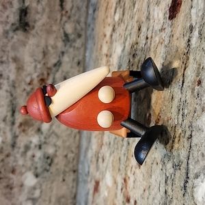 Björn Köhler Kunsthandwerk Red nosed Santa Claus sitting on a bench